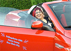 Marion Rondorf mit dem roten Sieger-Cabriolet der Friseur-Innung Bonn/Rhein-Sieg