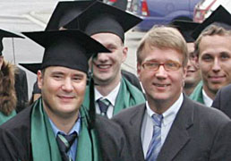 Guido Dausend bei der Zeugnis&uuml;bergabe